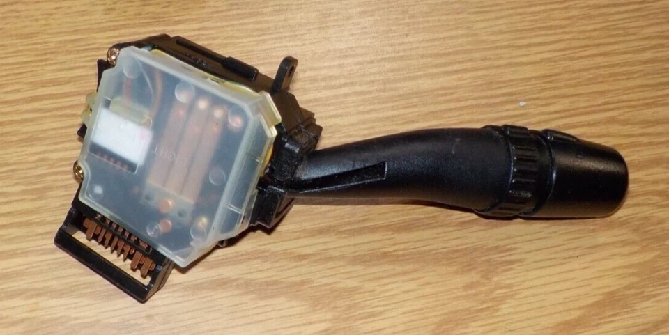 Interruptor de control de columna de dirección de señal de giro y faros KIA Spectra5 2006 - negro Foto 4 de 4