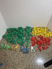 Vintage WESTERN Cowboys  Indians  Soldiers Plastic Figures Lot Diff Colors