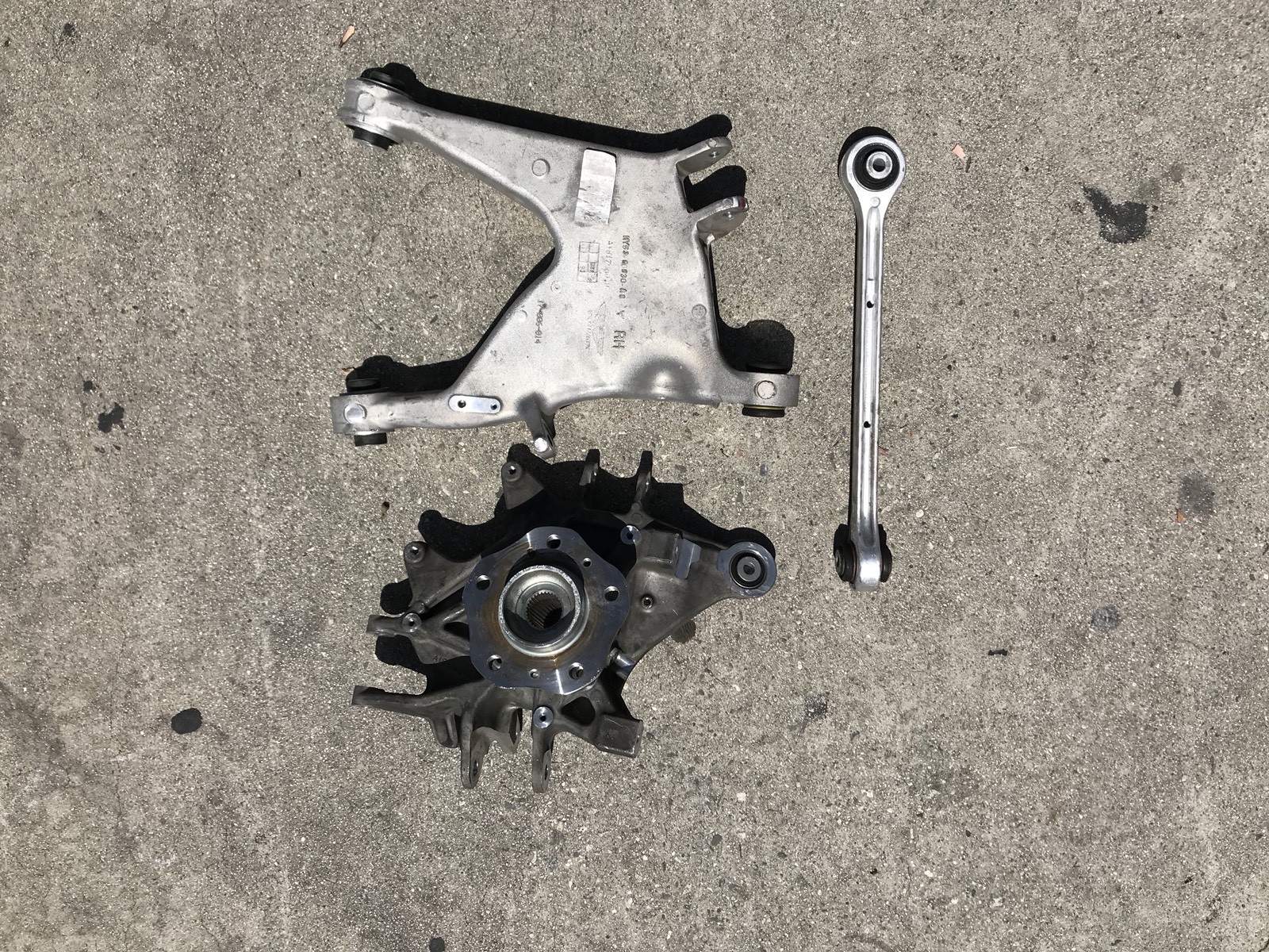 2016 ASTON MARTIN REAR RH Spindle Knuckle Hub (2) Control Arms