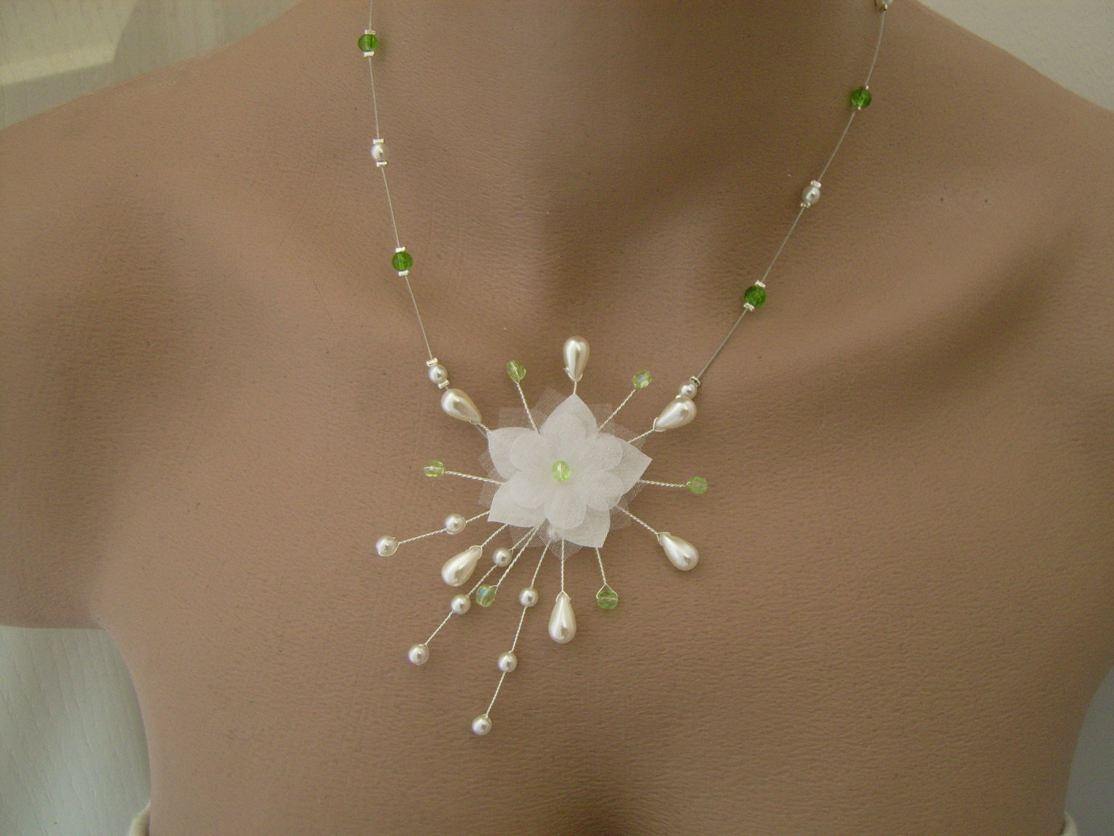 Collier robe de mariée blanc et vert anis en perles artisanales