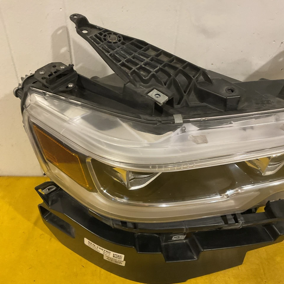 Dodge Ram 2019-2021 lado del pasajero derecho AFS faros dinámicos LED 68316084AG OE Foto 2 de 4