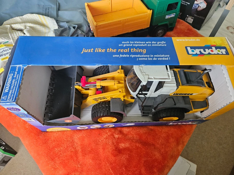 Bruder Liebherr L574 Articulated Road Loader 02430 Boxed, New. - Image 2 of 4