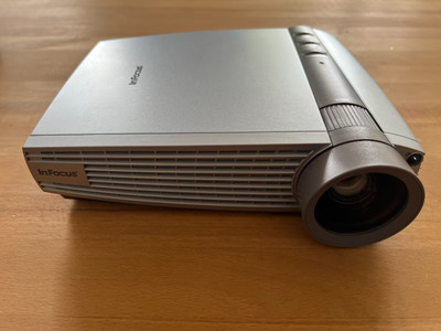 InFocus Beamer LP130 mit Tragetasche und Zubehör