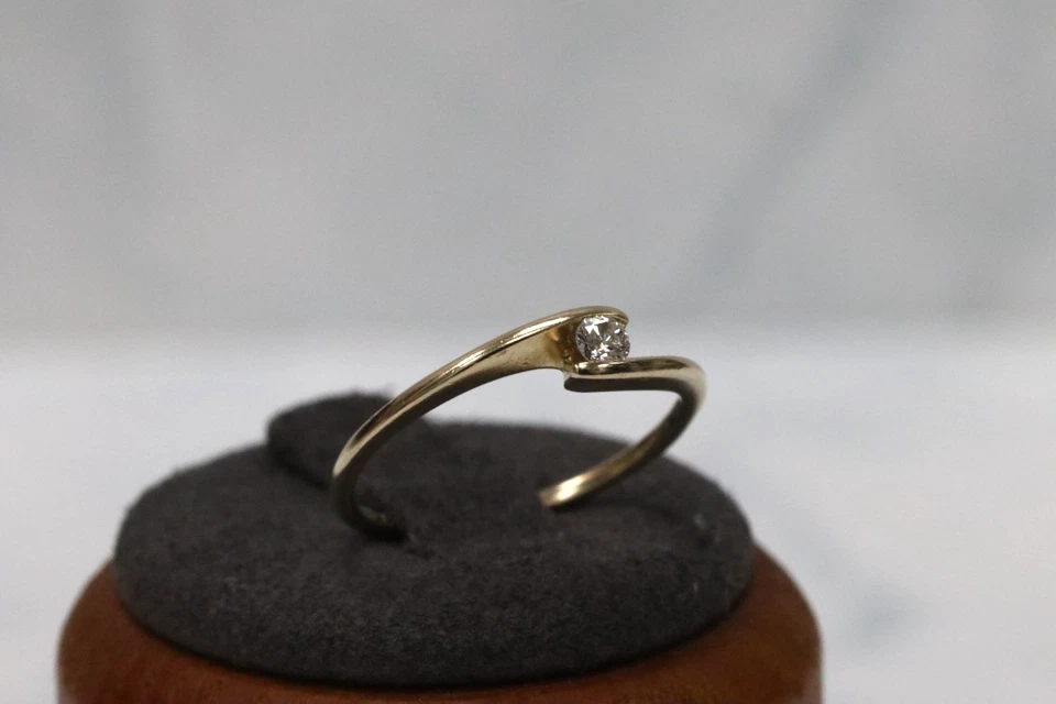 Anillo de derivación solitario de oro amarillo de 9 quilates - talla L1/2 - sello del Reino Unido Foto 4 de 4