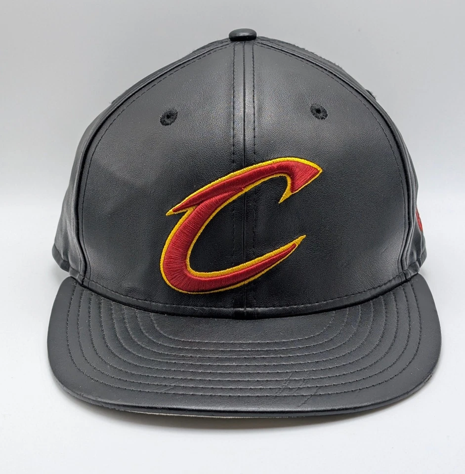 NBA Cleveland Cavaliers CAVS New Era 59Fifty imitación cuero ajustado 7 1/4 sombrero negro Foto 2 de 4