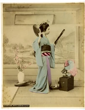 Japon, Girl with looking Glass Vintage albumen print.  Tirage albuminé aquar