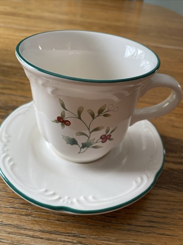 Pfaltzgraff Winterberry Set Stoviglie 16 Pezzi - Bianco Con Motivo Agrifoglio, Microonde E Lavastoviglie, Per 4 Persone