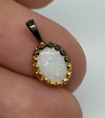 Vintage kleiner ovaler Opal vergoldet Cabochon Charm Anhänger 7mm Perlenrand