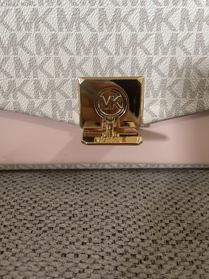 Bolso Bandolera Michael Kors Cuero Lita Mediano Dos Tonos Logo Rosa y Blanco Foto 4 de 4