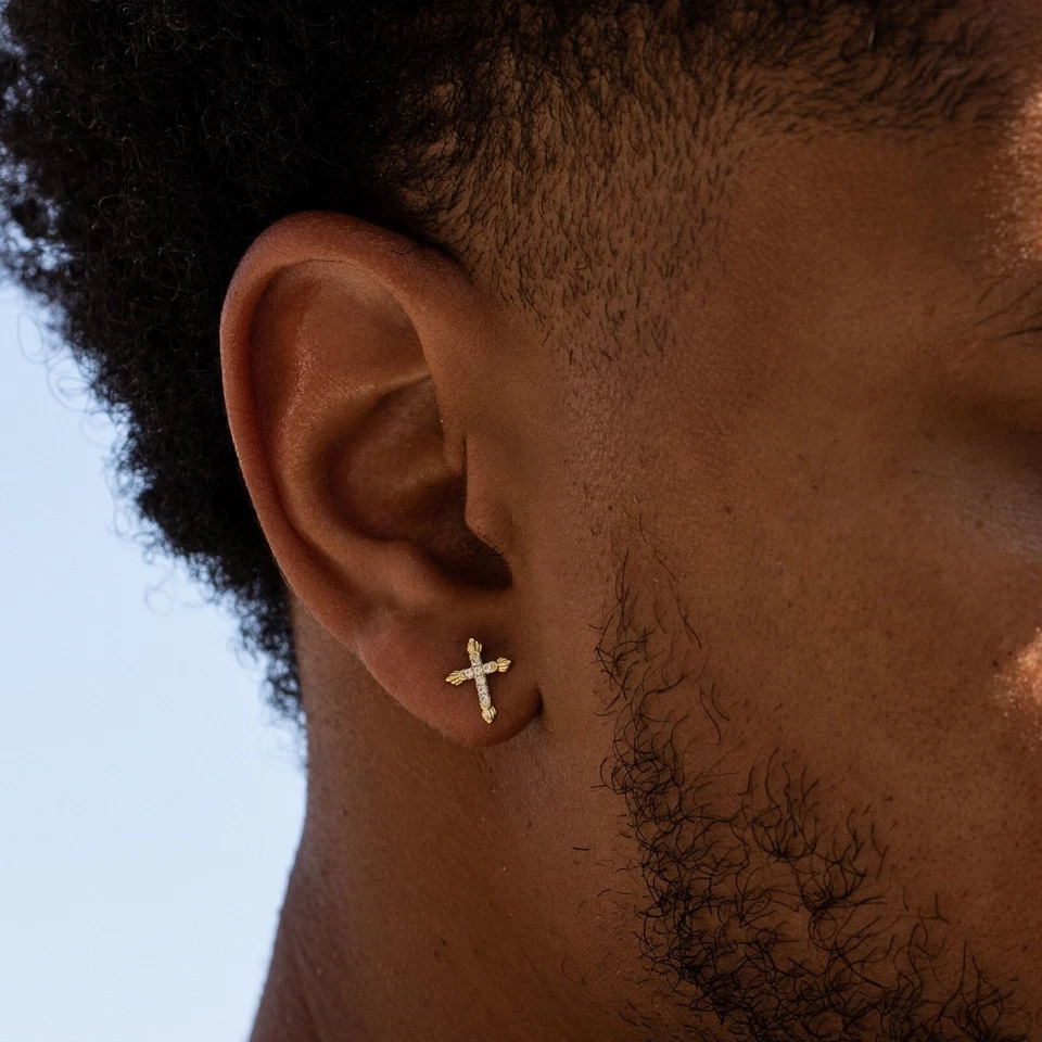 Mini aretes cruzados unisex enchapados en oro de 14K pequeños de plata esterlina circonita helada Foto 3 de 4