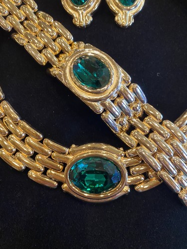 De colección. Runway edición limitada. Juego de joyas de vidrio esmeralda chapado en oro Givenchy - Imagen 3 de 11