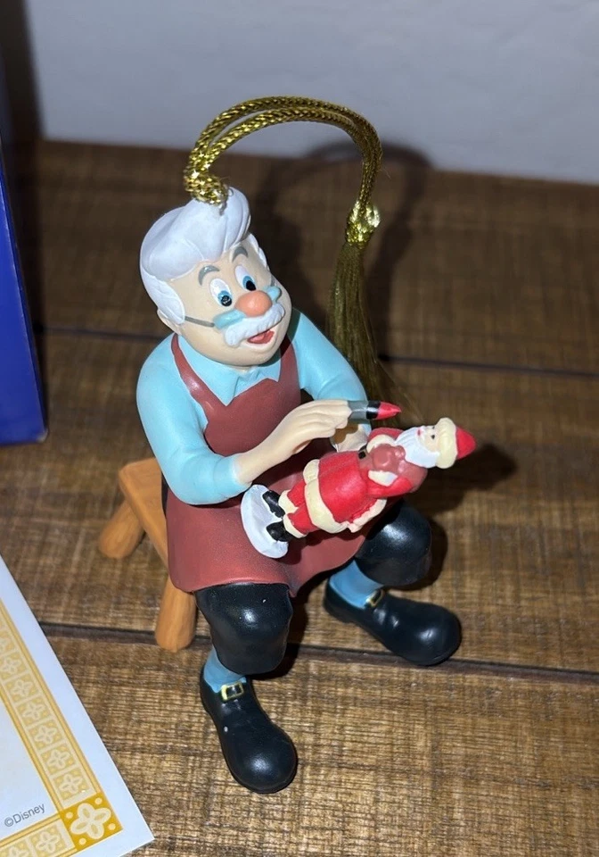 TALLA DE NAVIDAD DE GEPPETTO Edición Presidencial Ornamento Primeros Momentos Disney Foto 3 de 4