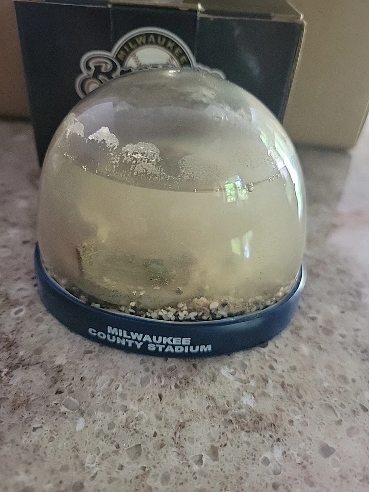 Globo de nieve de colección del estadio del condado de Milwaukee SGA 18 de septiembre de 2000 El agua está nublada  Foto 2 de 3