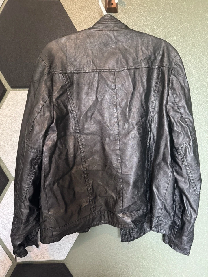 Chaqueta de motocicleta Kenneth Cole Reaction de cuero sintético para hombre negra talla L con cremalleras Foto 2 de 4