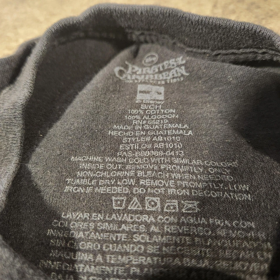 Camisa Disney Piratas del Caribe Para Hombre Pequeña Negra Sobre Mareas Extrañas Gráfico Foto 3 de 4