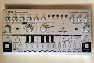 Behringer TD 3 SR Analogue Desktop Bass Line Synth 16 Step Sequencer USB