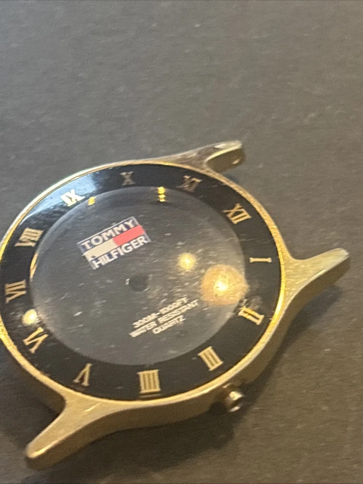 Reloj Tommy Hilfiger Estilo Buzo Tono Dorado Para Piezas-Reparación-Restauración-Como Está Foto 3 de 4