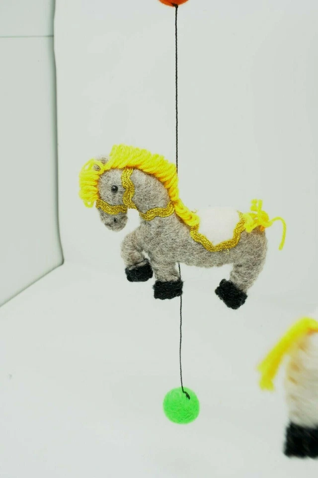 Carrossel de feltro feito à mão pendurado/decoração de quarto de bebê/crianças - Imagem 2 de 4