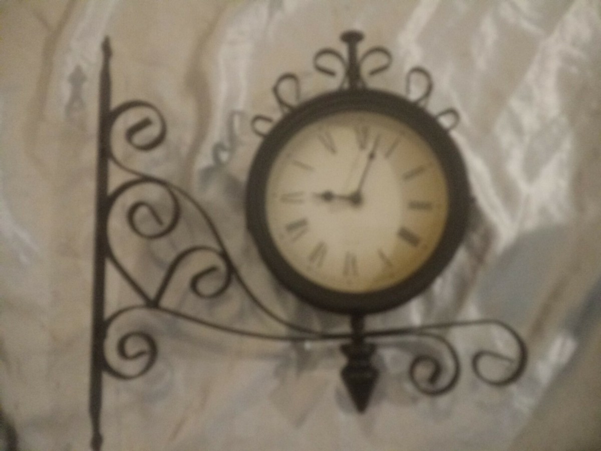 DOUBLE SIDED WALL CLOCK HANGS SIDEWAYS BLACK / METAL ROMAN