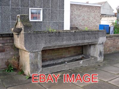 FOTOLESE-TRÄNKE IN BEDFORD ROAD VOR DEM ZENTRALEN SCHWIMMBAD