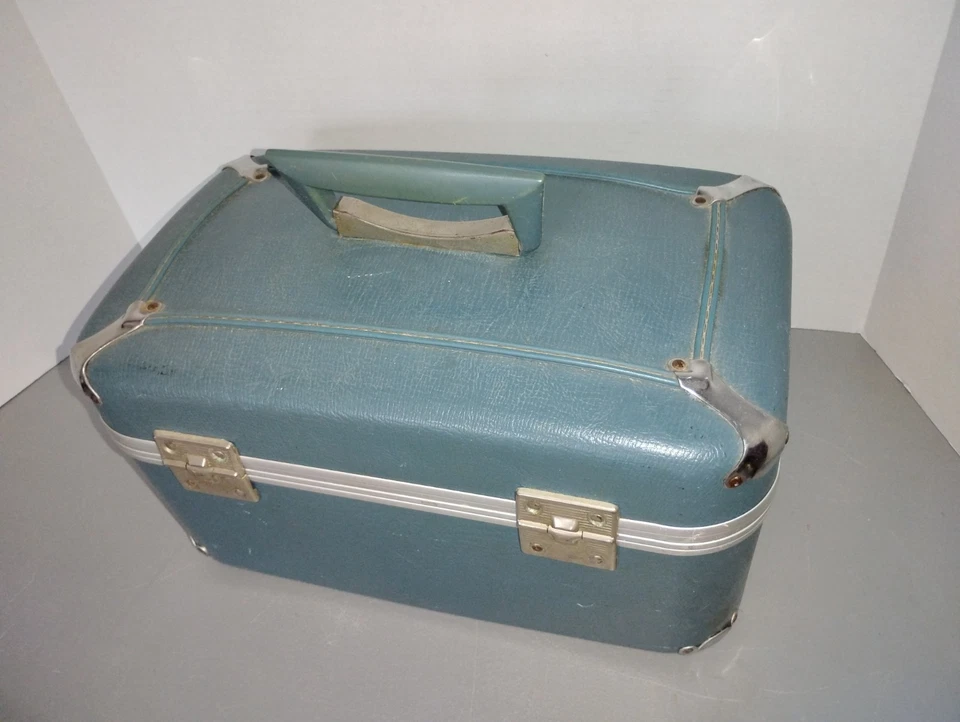 Carcasa rígida azul vintage con esquinas y pestillo de metal - Estuche de maquillaje retro Skyrocket Foto 3 de 4