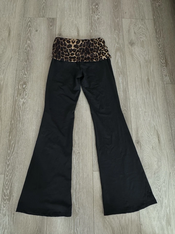 Pantalones de yoga acampanados con estampado de leopardo/guepardo negro y 🐆✨ Foto 3 de 3