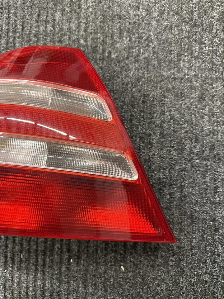 Luz trasera izquierda lado del conductor Mercedes Benz S500 W220 2002. Mercedes Original OEM Foto 2 de 4