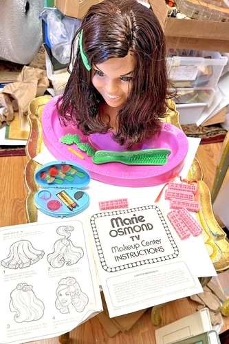 VINTAGE MATTEL 9957 MARIE OSMOND TV MAKEUP CENTER TOY DOLL HEAD BOX ACCESSORIES