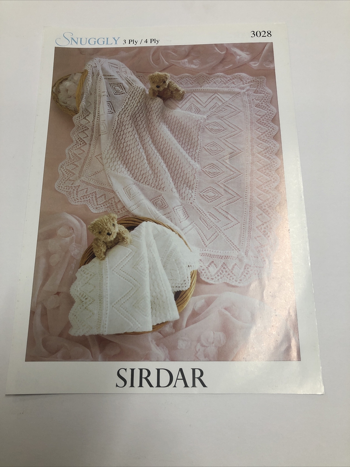 SIRDAR No 3028 BABIES WHITE SHAWLS 3PLY, 4PLY KNITTING PATTERN