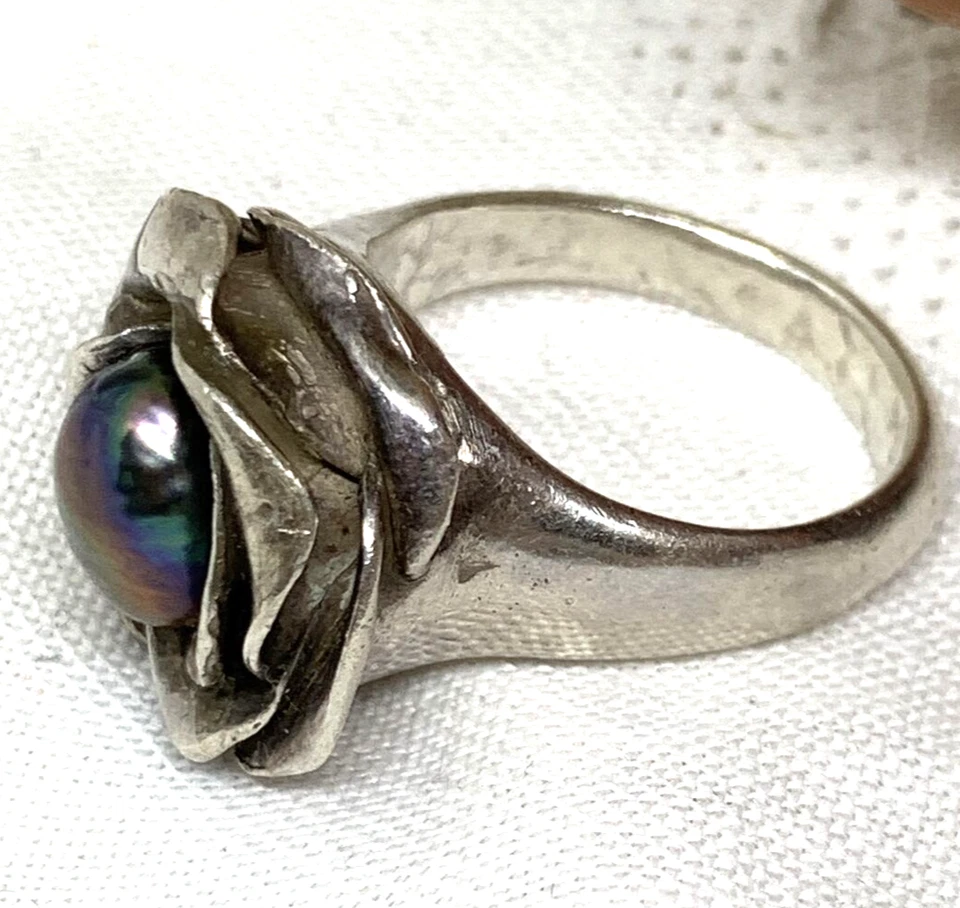 ANELLO IN ARGENTO A FORMA DI ROSA, FUSIONE CON PERLA DI FIUME COLOR PAVONE - Immagine 3 di 4