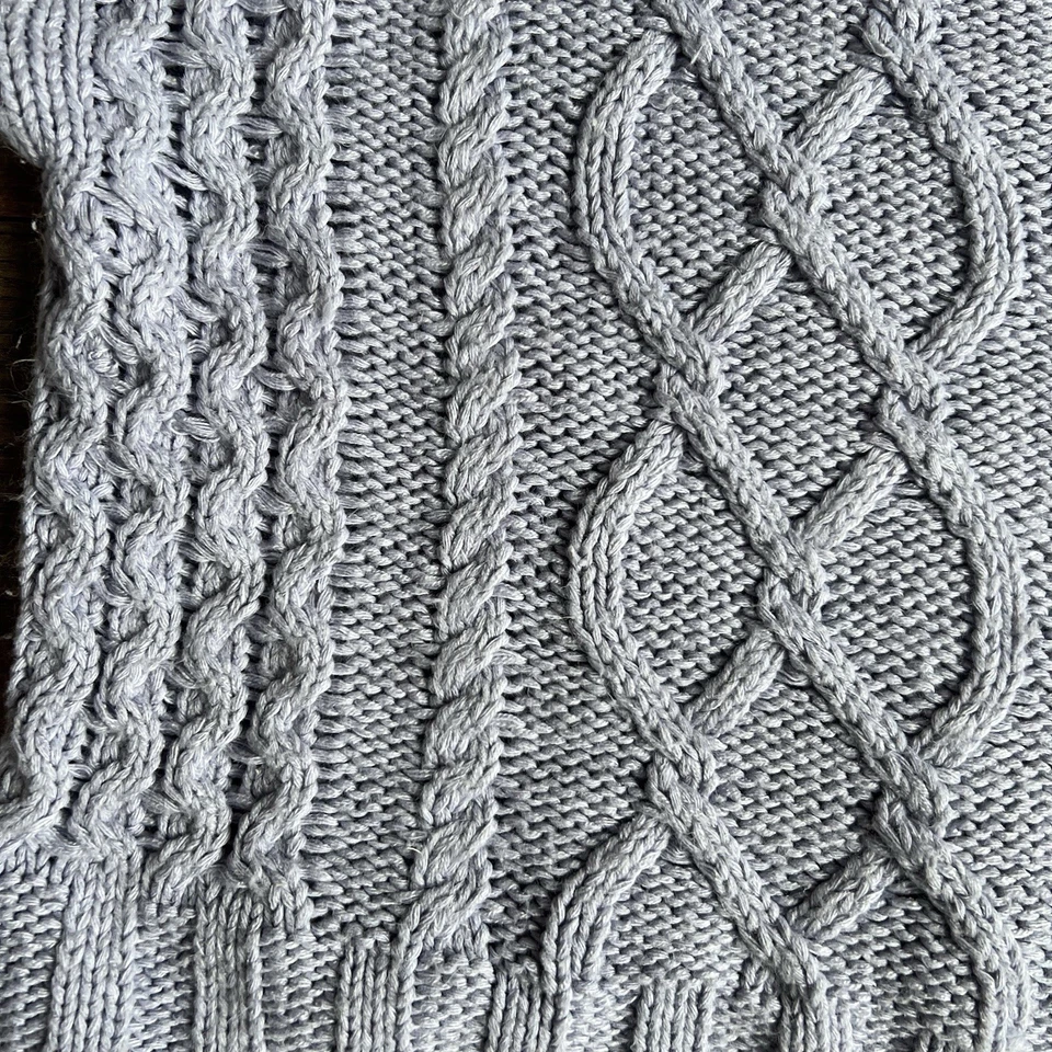 SUÉTER CÁRDIGAN CORTO CHARLOTTE RUSSE CABLEKNIT Pequeño Lila Púrpura Foto 2 de 4