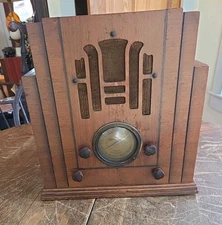 Desireable Silvertone Model 1808A AM/SW Worlds Fair Skyscraper Tombstone Radio