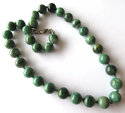 Vintage Natural Green Gemstone Necklace Single Strand 44cm Round Knotted Beads - Image 1 of 4