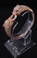 Ein roségoldgefüllter Armreif mit zwei Pantherköpfen & Zirkonia