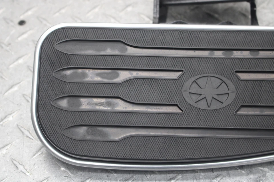 Yamaha V Star 950 XVS950CT Tourer 2016 reposapiés delantero izquierdo (nuevo) 5S7-27410-00 Foto 2 de 4