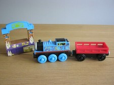 Thomas The Tank Engine Wooden Train, Cargo Car & Lemonade Stand CDK47