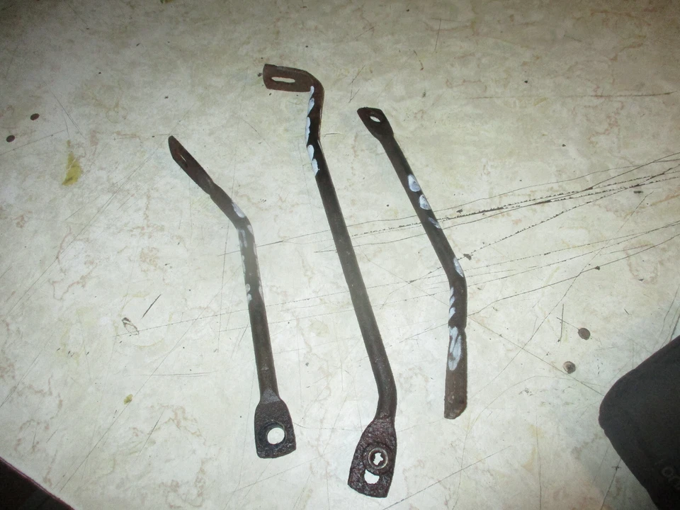 Cadillac 1967 soportes de parrilla delanteros Foto 2 de 2