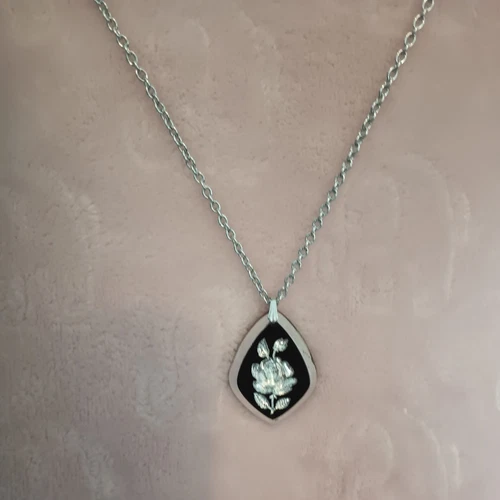 VETEMENTS Collana color argento con ciondolo nero