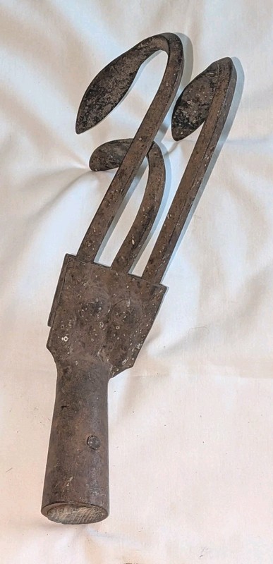 ANTIQUE Vintage 3 TINE GARDEN CULTIVATOR Rake Head CLAW 3 Prongs