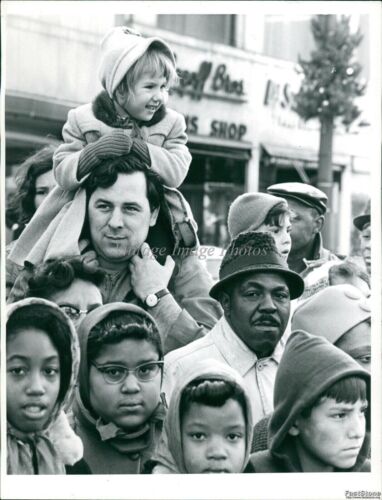 1964 Christmas Parade-Goer With Best Vantage Point Cleveland Children 7X9 Photo - Picture 1 of 2