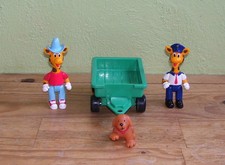 Lot de 2 figurines Geoffrey Girafe Toys R Us avec un chariot et un chien