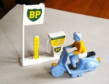 SCOOTER VESPA FARO BASSO 1951 et STATION BP Jouets Anciens - 1/16e Plastique .