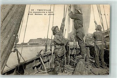 10653111 - Trouville la manoevre a bord d`un Bateau de peche Le Havre