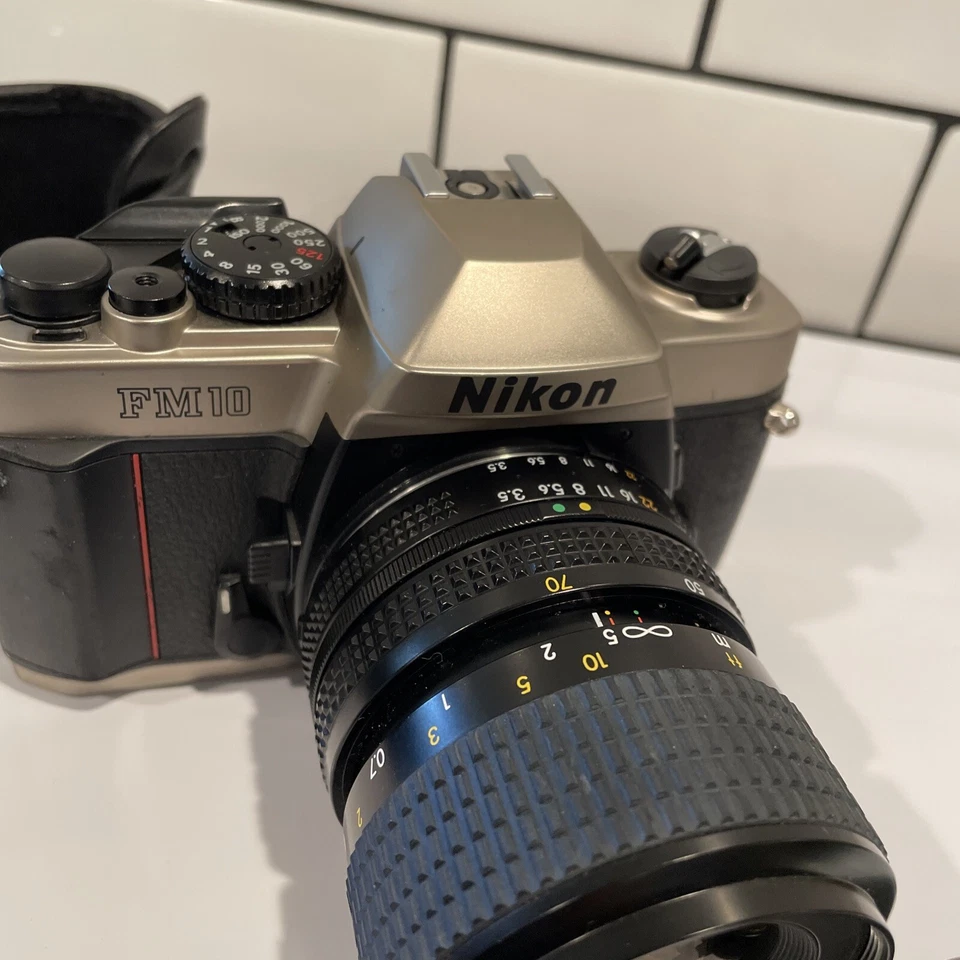 Cámara Nikon FM10 vintage años 80 ¡¡Funciona!! Estuche de cuero, bolsa de transporte de lona - ¡tal cual! Foto 3 de 4