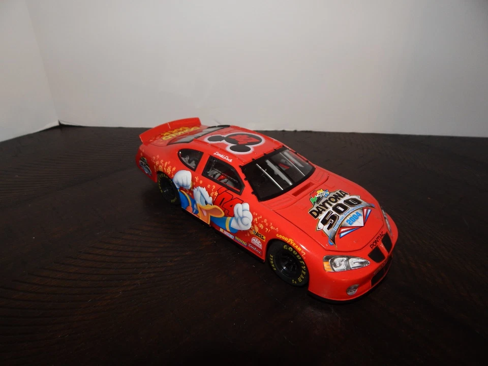 Equipo Calibre 2004 Daytona 500 Pato Donald Disney Rojo NASCAR 1:24 Die Cast Foto 4 de 4