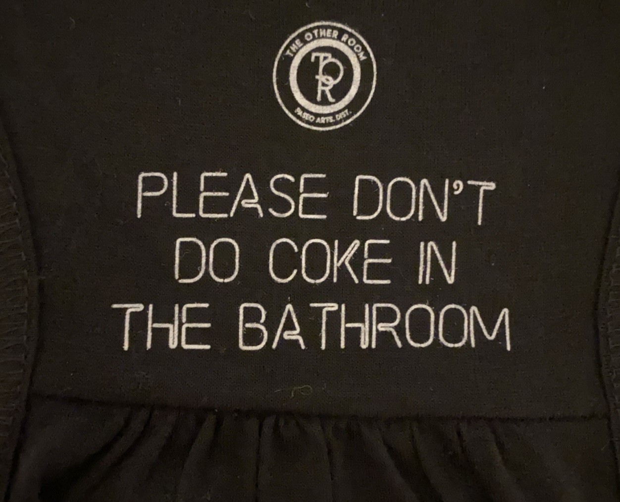 L’altra stanza per favore non fare coca cola in bagno etichetta canotta nera mancante S