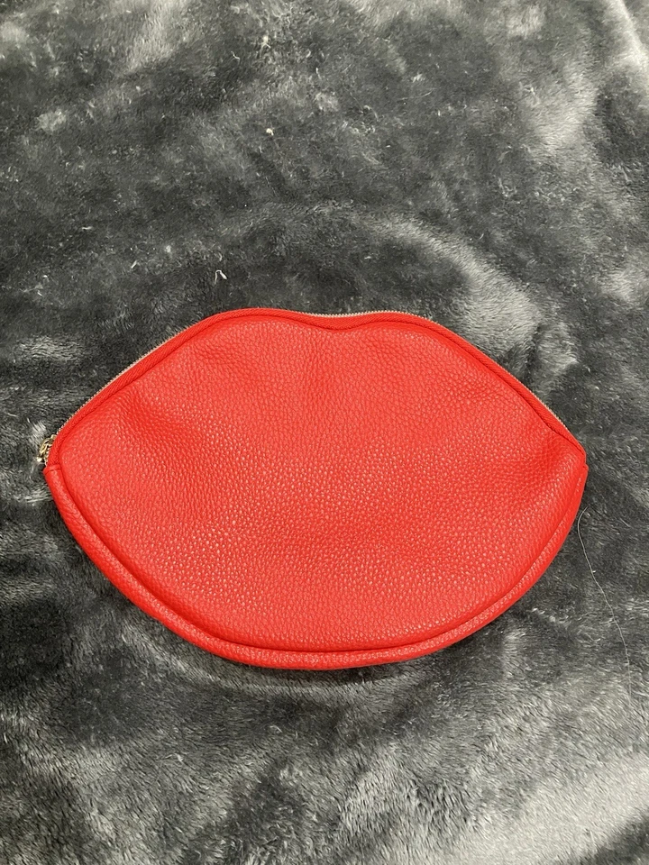 Bolsa de viaje de maquillaje cosmético Tarte Lips con cremallera forrada en rojo con púrpura Foto 2 de 4