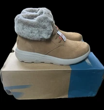 Sketchers Women’s Size 7 Wide On The Go City 2 Winter Wishes Bootie/Boot
