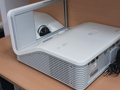 smart uf70 Short Throw Progector