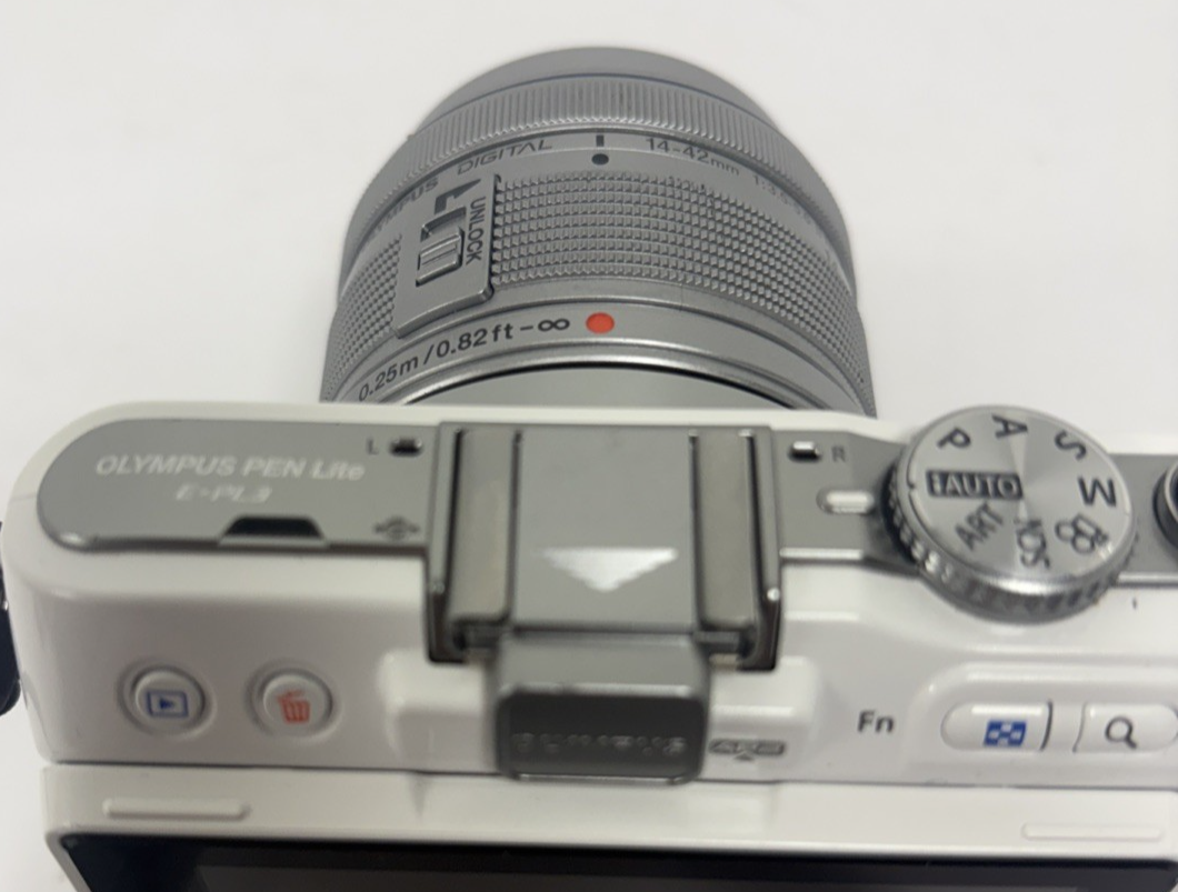 Olympus PEN Lite E-PL3 Digital Camera 12.3 MP White W/ 14-42mm